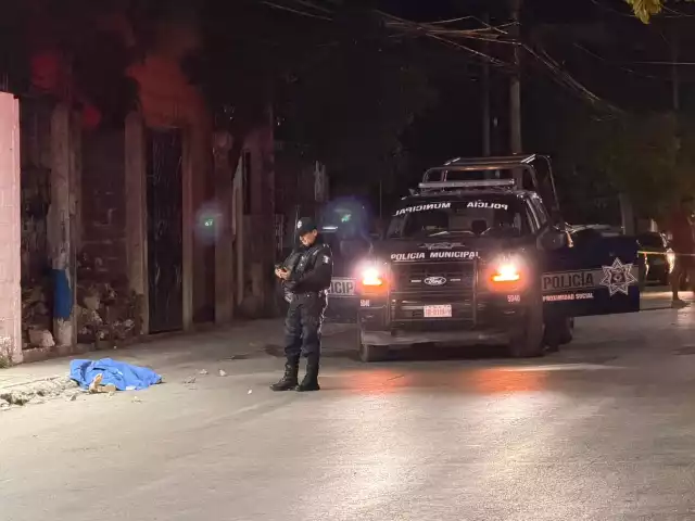 El cuerpo de la joven quedó tendido sobre el pavimento de la calle.