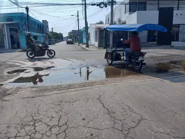 Vecinos denuncian inundaciones constantes en calle 28 de Escárcega