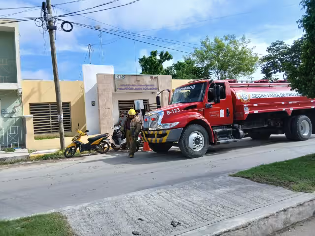 Bomberos de Escárcega atendieron reporte por presunta fuga de gas LP en la colonia Centro.