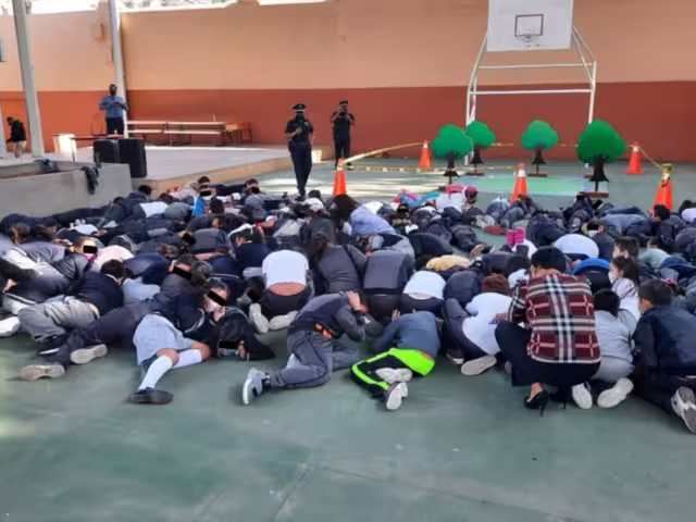Alumnos de educación básica en Fresnillo escuchaban las instrucciones de policías durante el curso dado en sus escuelas