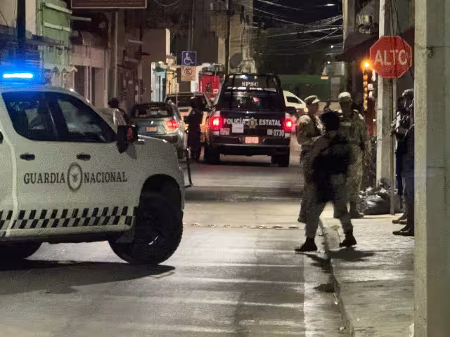 Varias personas fueron detenidas, incluidos presuntos menores de edad.