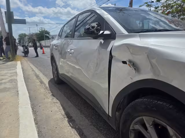 Automovilista se pasa el alto y provoca accidente contra agente de la Guardia Nacional