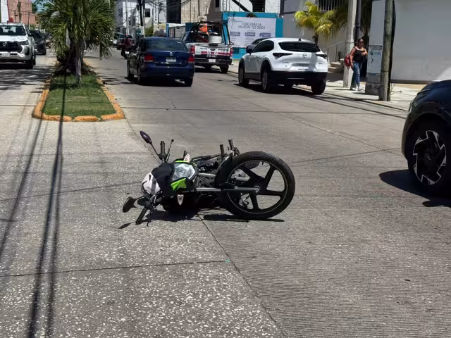 Automovilista le corta la circulación y deja lesionado a motociclista en la colonia Burócrata