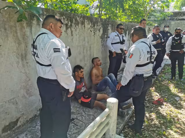 Los ladrones se llevaron una cartera con dinero en efectivo y un teléfono celular