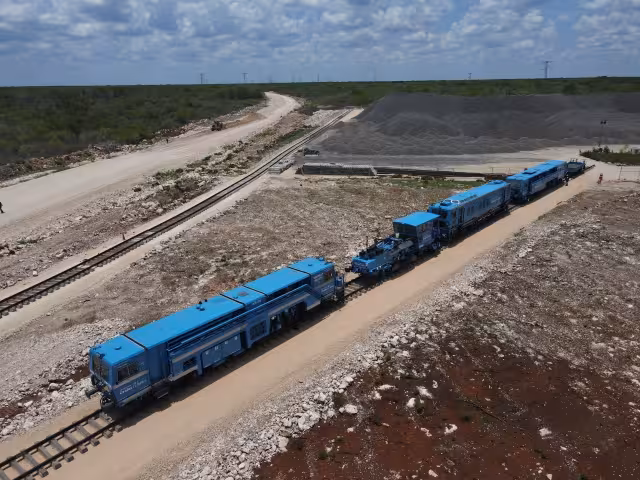 Hace unos días llegaron máquinas rodantes especiales para perfilar, nivelar y regularizar la capa de balasto