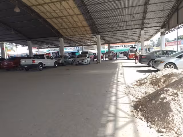 El hombre perdió su laptop y maletas que tenía en su auto estacionado en el mercado de Escárcega