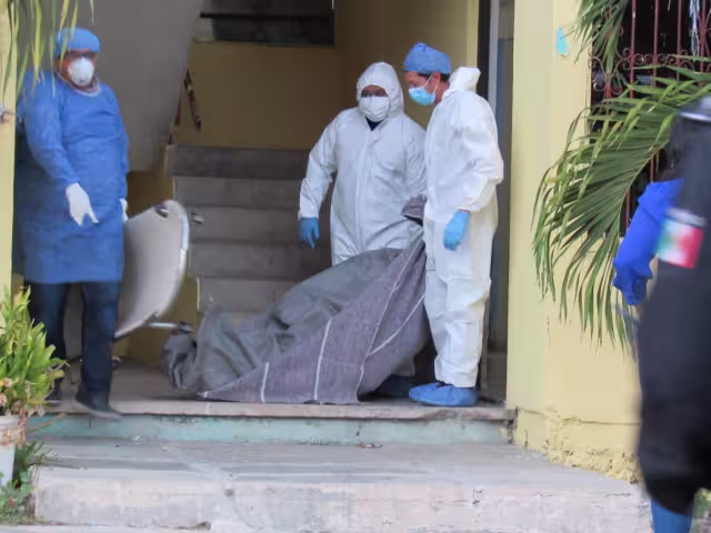 El cuerpo de forenses llegó al lugar por el cuerpo