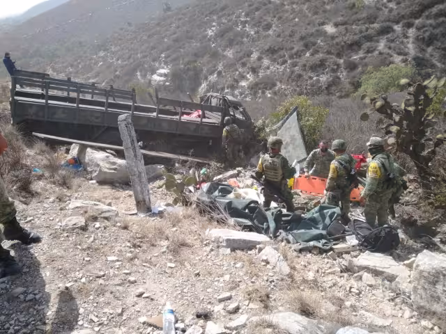 El vehículo accidentado, al interior de un barranco