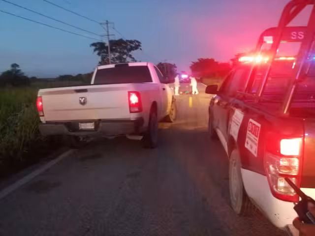 Después de unos minutos, también arribó la ambulancia de la Dirección de Protección Civil, pero fue demasiado tarde, el accidentado ya había perecido