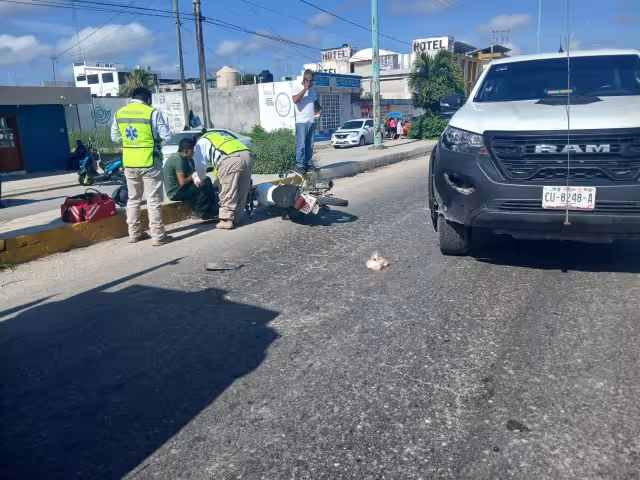 Adolescente choca contra camioneta en Escárcega; termina hospitalizado