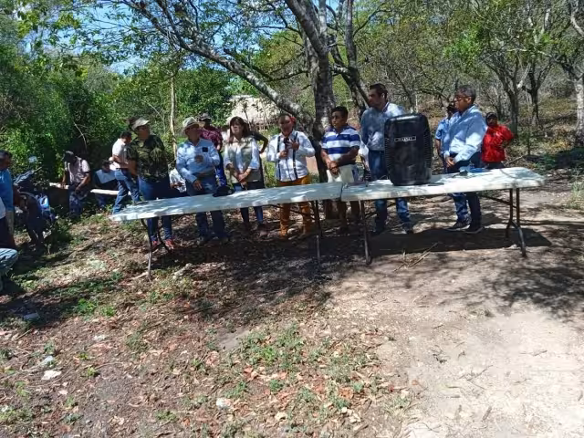 Luego de más de una hora de diálogo, los campesinos llegaron a un arreglo con las autoridades para acabar con el conflicto