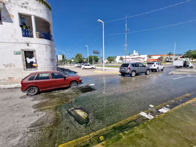 Hoyanco, fuga de agua y alcantarilla colapsada ponen en riesgo a vecinos en el barrio Guadalupe de Campeche