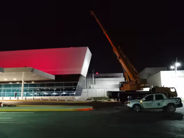 Para la colocación de la piezas se tuvo que usar una grúa de gran tamaño