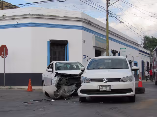 La facia de uno de los autos terminó destrozada