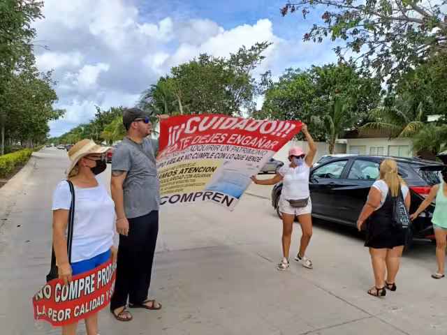 La manifestación la hicieron fuera del área de ventas, para advertir a la gente que no compre casas de Selvanova en Playa del Carmen