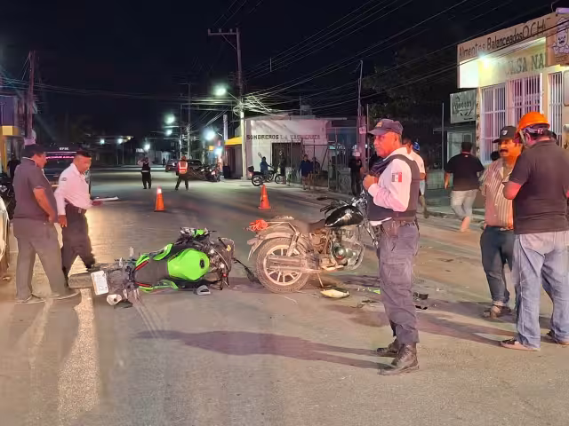 Dos jóvenes motoristas sufrieron lesiones graves tras una colisión en la colonia Pozo del Gato