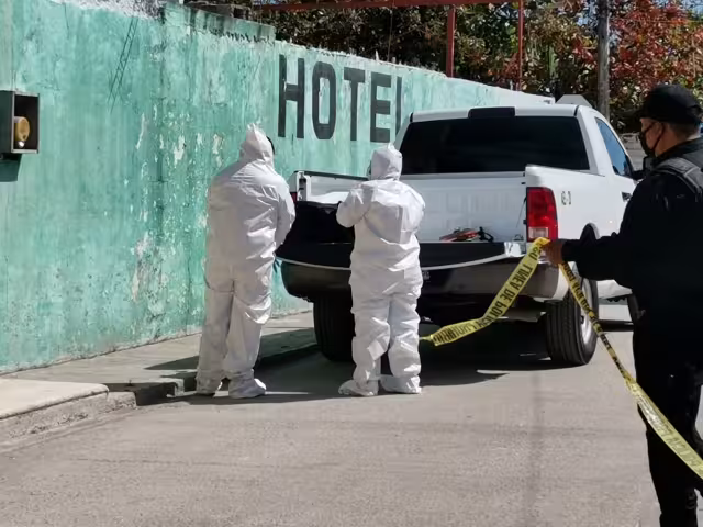 Para evitar que el área fuera contaminada por los curiosos, los agentes acordonaron la zona