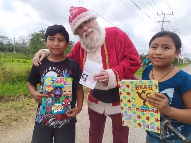 El hombre le llevó obsequios a los niños, quienes viven en pobreza extrema