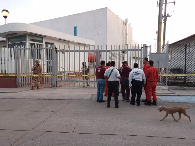 Se registra una fuerte movilización de cuerpos de emergencia en el hospital regional de PEMEX