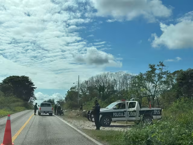 Retén policial en la carretera Lázaro Cárdenas–Felipe Carrillo Puerto termina con la detención de un hombre armado.
