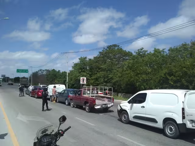 Dentro de los automóviles se encontraban dos carros de lujo, un BMW y un Mazda