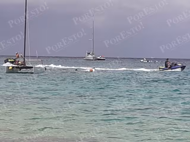 Diversas embarcaciones se encuentran ayudando en las labores de rescate luego de que una lancha se hundiera en Cozumel