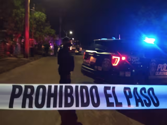 El hombre fue encontrado con visibles signos de violencia dentro de su domicilio