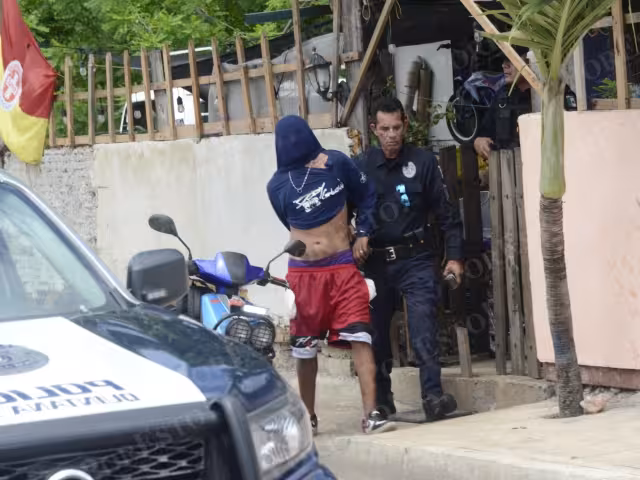 El padre de a menor fue detenido y llevado a la Fiscalía General de Quintana Roo en Cancún acusado de violencia familiar