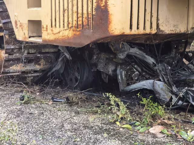 Al parecer, un vehículo se incrustó en la parte inferior de la maquinaría.