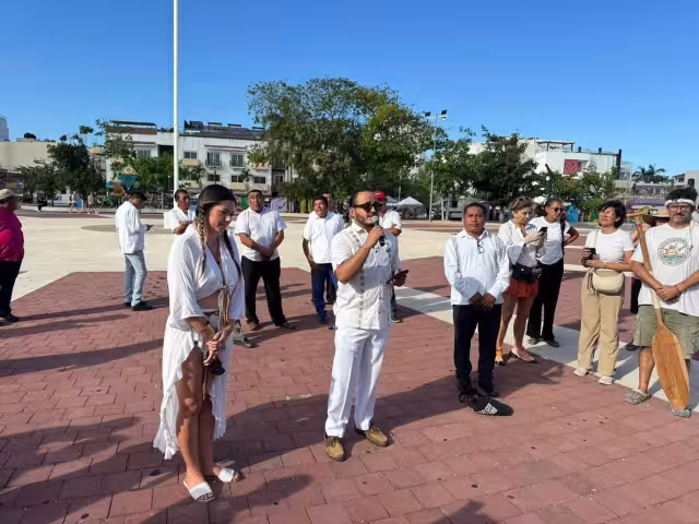 Canoeros se manifestaron en Playa del Carmen contra la suspensión de la Travesía Sagrada Maya.