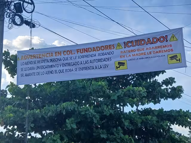 La manta advierte a los probables delincuentes sobre las consecuencias que podrían tener.