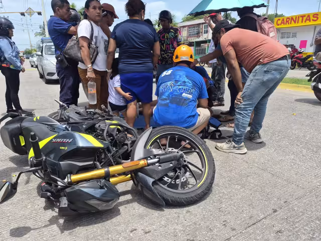 El accidente ocurrió en la avenida 10 de Julio, luego de que un automovilista le cedió el paso a la peatona y el motociclista no frenó.