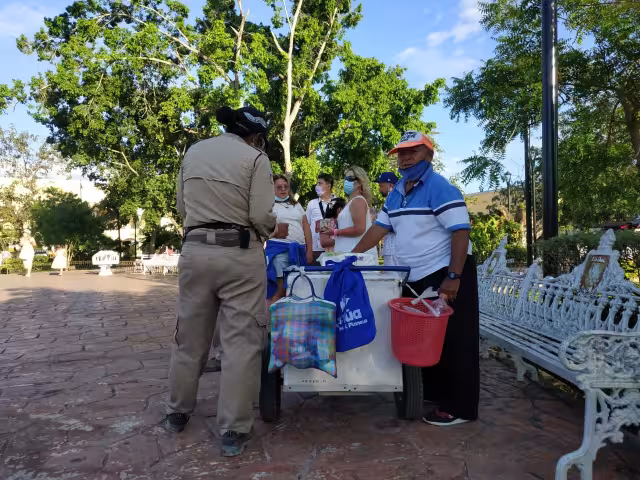 Aunque lleva cubrebocas mal puesto, ninguna autoridad se lo señala