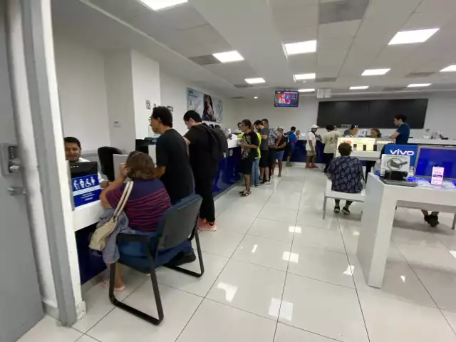 Ciudadanos se vieron en la necesidad de acudir a las oficinas de la compañía para ser atendidos