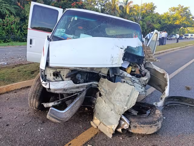 La unidad de pasaje quedó con daños considerables tras chocar en la carretera rumbo a Playa del Carmen