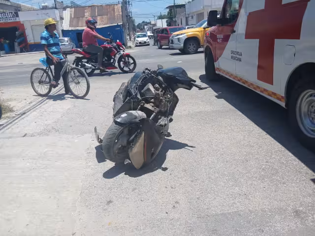 Conductor de motocicleta queda lesionado y automovilista huye
