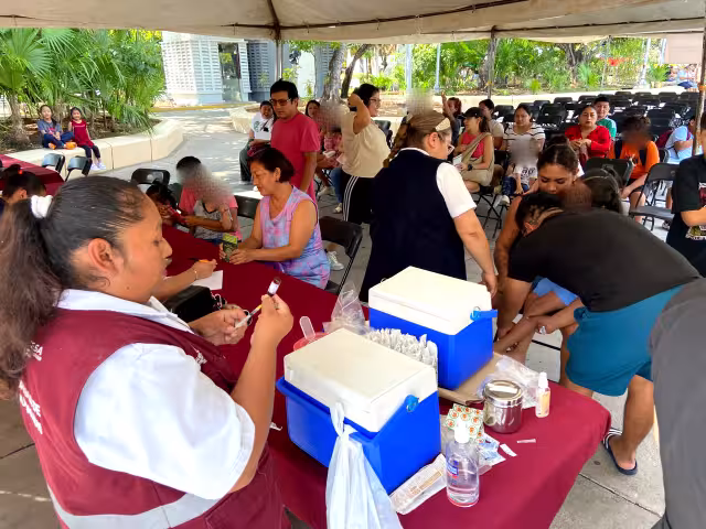 Algunos padres de familia propusieron campañas de inmunización dentro de los planteles, ya que en los módulos las sustancias se agotan rápidamente