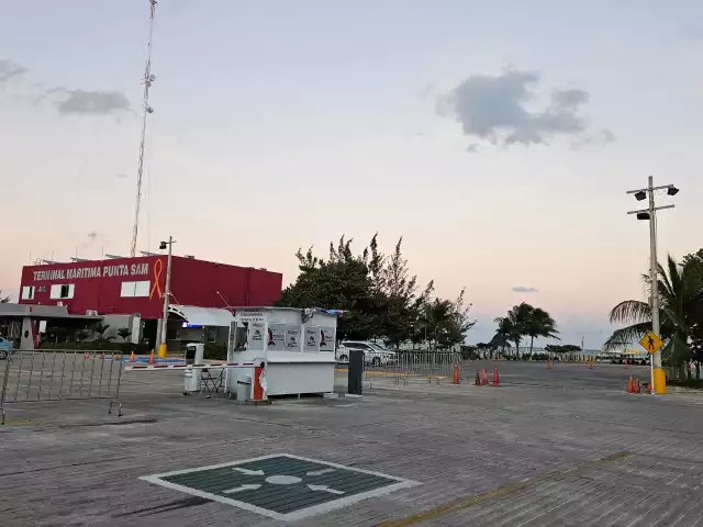 La embarcación se hundió en el área de Isla Mujeres.