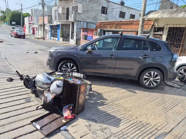 El motociclista sufrió golpes y lesiones en un brazo tras impactarse contra una camioneta que presuntamente invadió su trayectoria