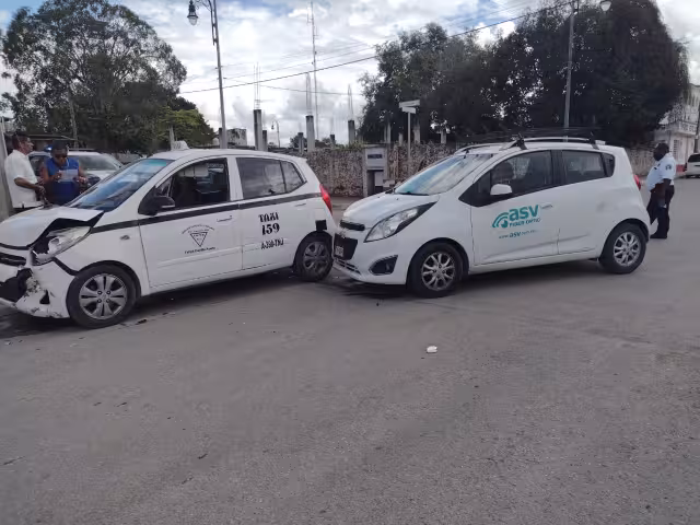 El vehículo quedo completamente destrozado en la parte frontal, pero no hubo victimas que lamentar