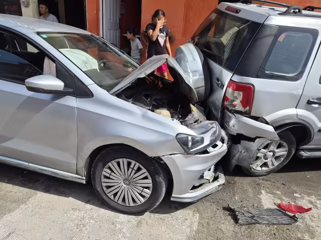 Aparatosa carambola en la colonia Obrera deja dos mujeres lesionadas.
