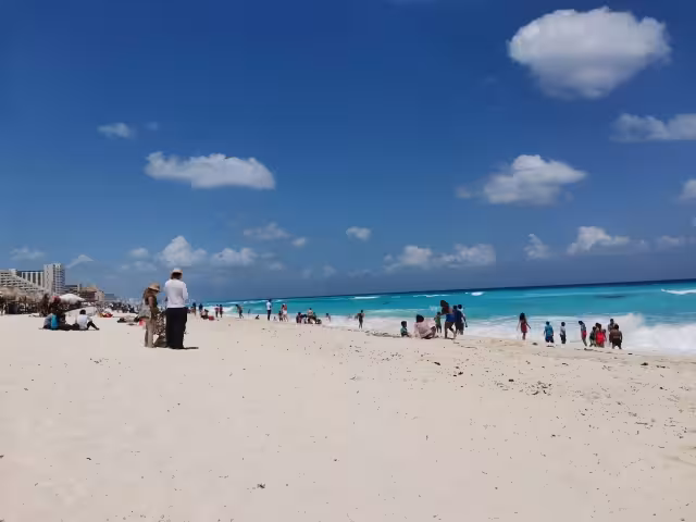 Playa Delfines es de las favoritas de los cancunenses y turistas,  debido a los dos atractivos turísticos que tiene, aparte del mar y arena
