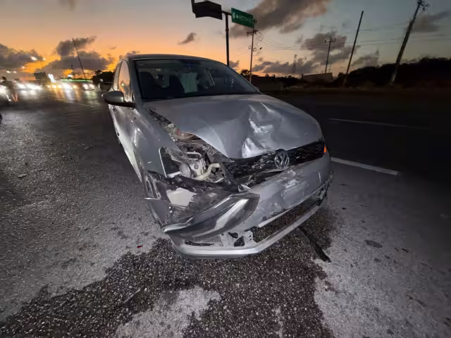 Los autos sufrieron importantes daños materiales tras el impacto.