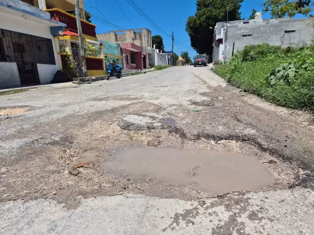 Conductores denuncian profundos baches en la calle 21, a la altura de Pozo Monte y Las Mercedes en Champotón.