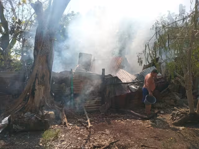 Bomberos de Othón P. Blanco acudieron al sitio, pero el inmueble quedó reducido a escombros