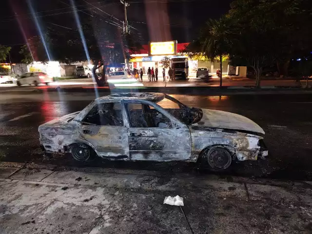 Se incendia taxi del sindicato Andrés Quintana Roo en la avenida Leona Vicario