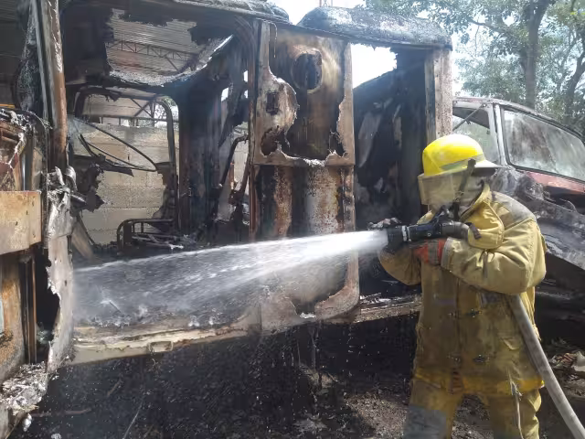 La quema de basura ocasionó un incendio cerca de un taller