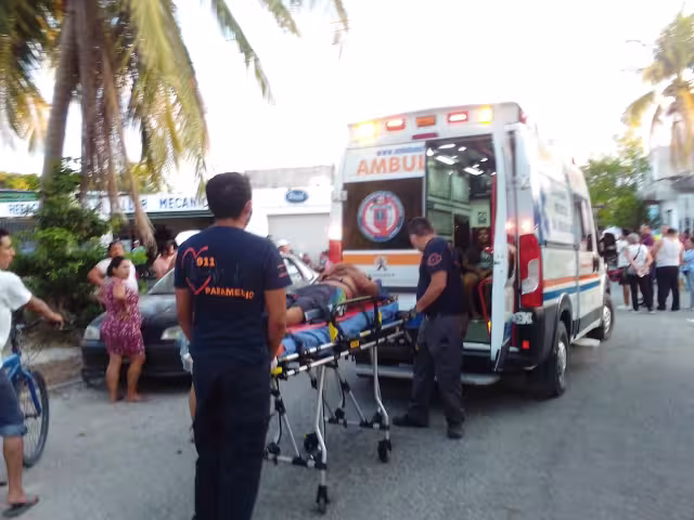 El hombre fue trasladado a un hospital tras presentar fracturas