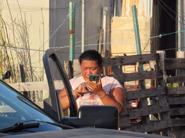 La mujer terminó con el ojo hinchado tras ser golpeada con un palo por su hermano