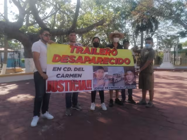 Los hermanos del trailero se manifestaron con una lona donde piden justicia